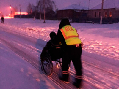 В Белгородской области автоинспекторы помогли инвалиду на коляске