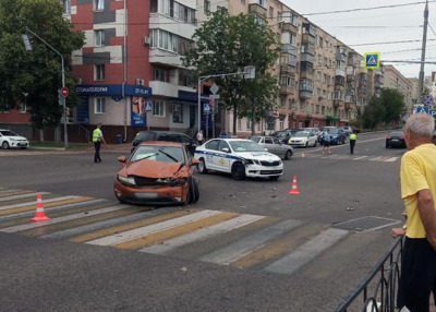 В Белгороде Honda Civic врезалась в патрульный автомобиль ДПС