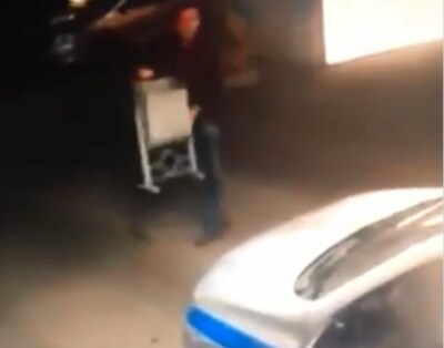 В Белгороде неизвестный мужчина справил нужду на машину и бросил урну в лобовое стекло автомобиля вневедомственной охраны