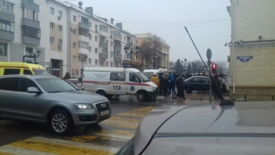 В Белгороде Renault Logan врезалcя в здание Центробанка