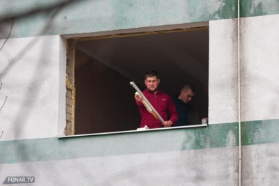 В Белгороде строители заменяют разбитые стёкла в домах, пострадавших при обстреле 7 февраля
