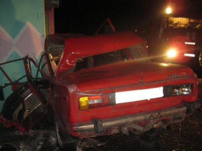 В Белгородской области водитель врезался в два грузовика и остановку