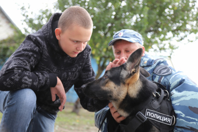 Белгородские полицейские исполнили мечту подростка о большой собаке