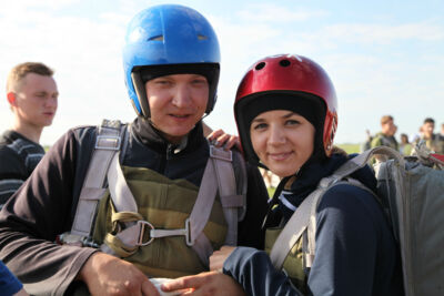 В Белгороде супруги-полицейские прыгнули с парашютом в честь Дня семьи, любви и верности