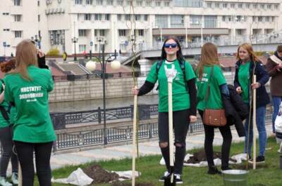 Студенты БелГУ высадили ивовую аллею первокурсников на набережной Везёлки 