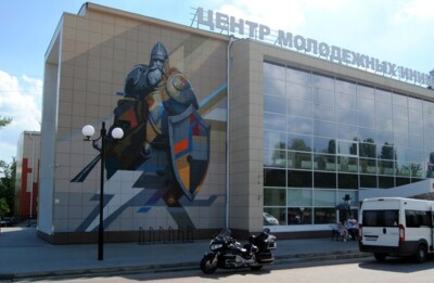 Серый богатырь украсил фасад ЦМИ в Белгороде