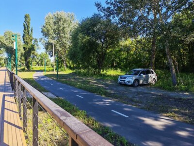 Белгородский урбанист третий месяц жалуется на водителя, который ездит по газонам и велодорожкам