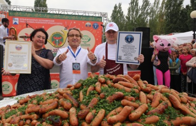 В Строителе установили российский рекорд, приготовив самую большую порцию сосисок на гриле