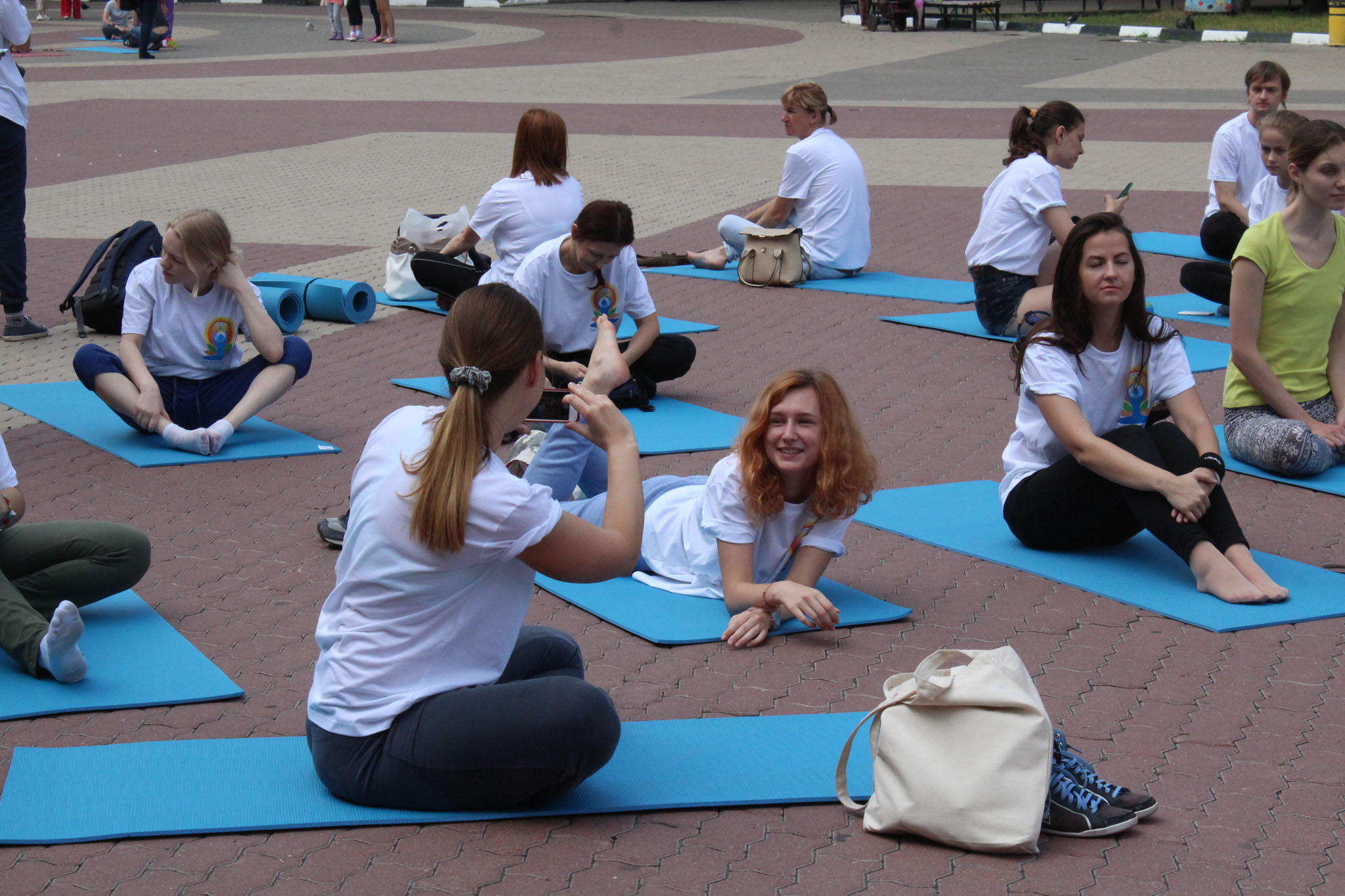 Йога первого дня. Международный день йоги. День йога в Белгороде. Открытое занятие по йоге. Йога дом офицеров.