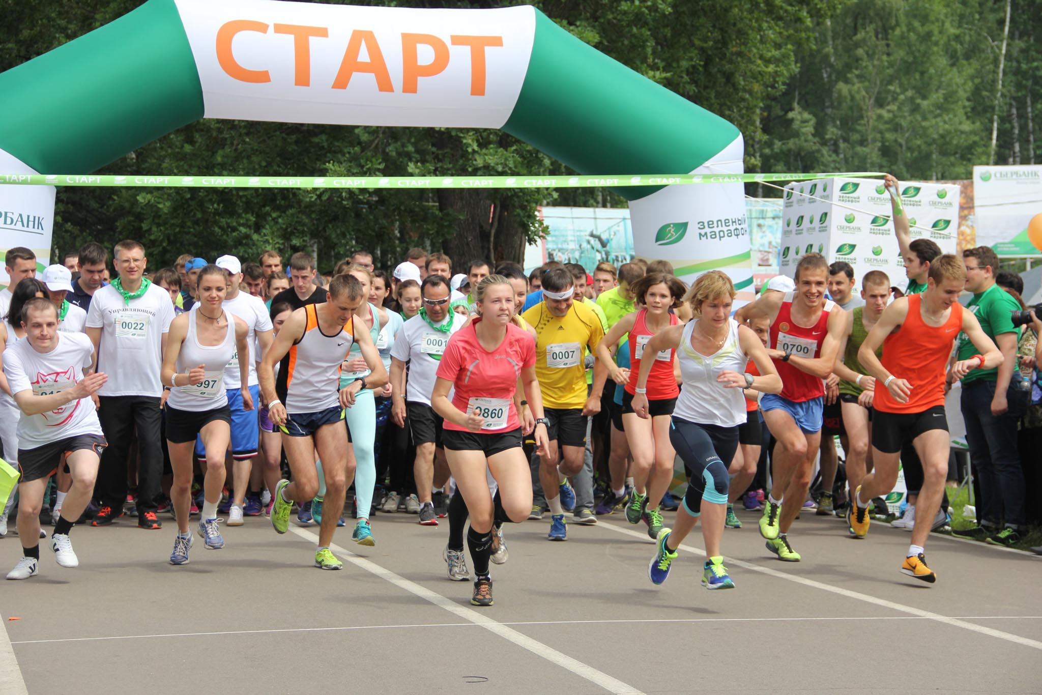 Старт бегуна в зеленом