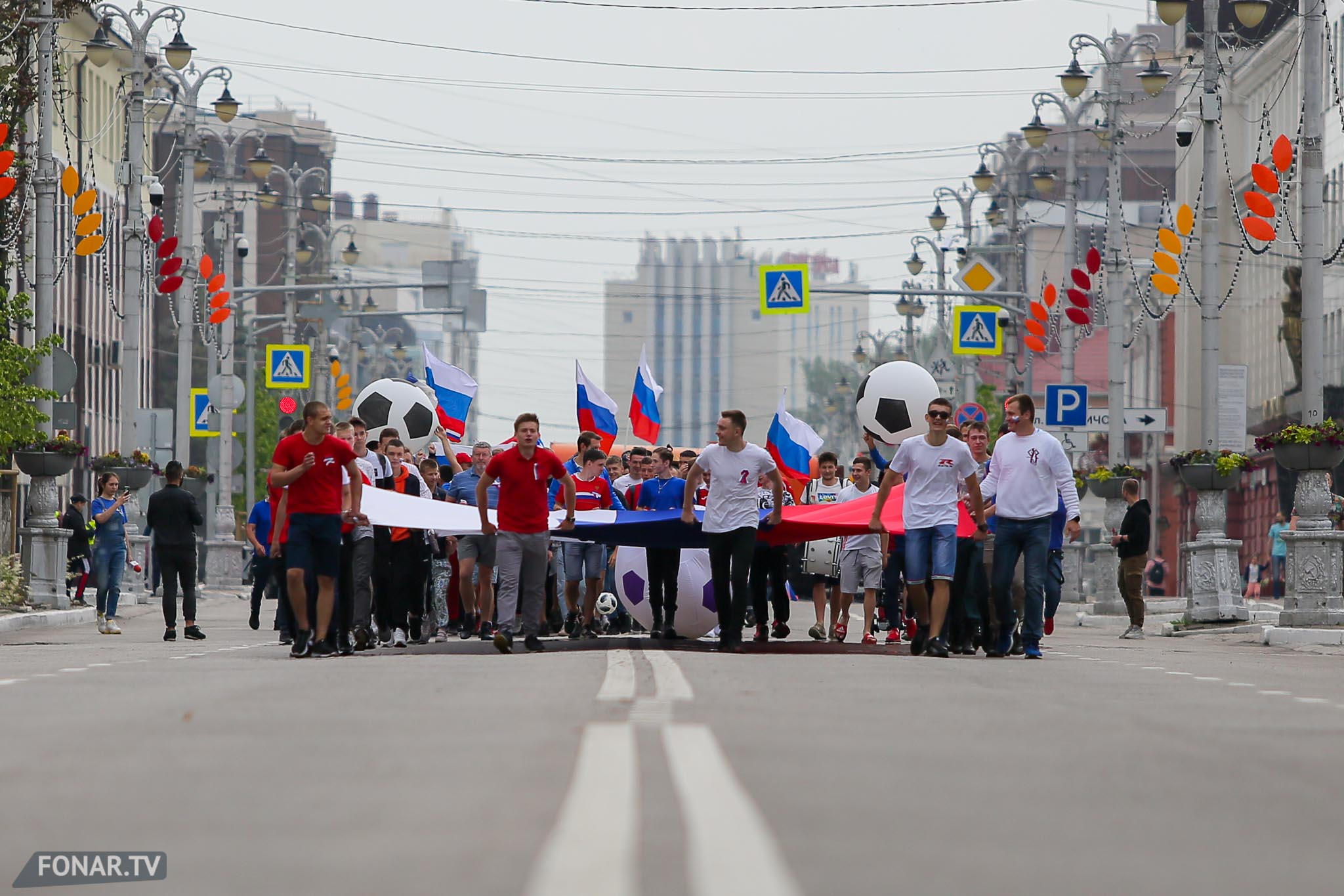 500 человек. Белгород люди. 12 Июня Белгород картинки. С днем города Белгород. С днем России и днем города.