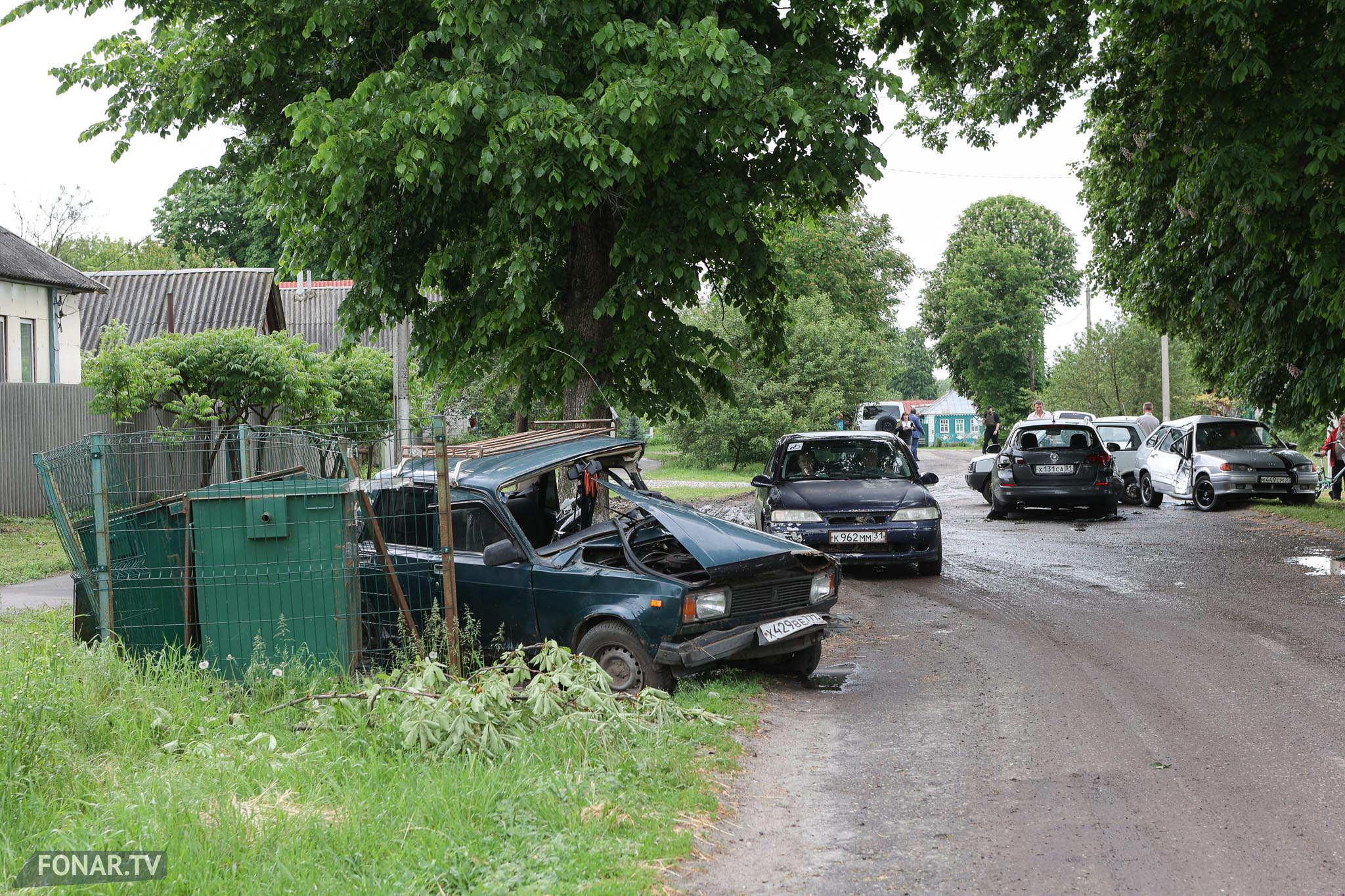 Машины, повреждённые в результате атаки ДРГ, в селе Глотово Грайворонского округа. 24 мая 2023 года