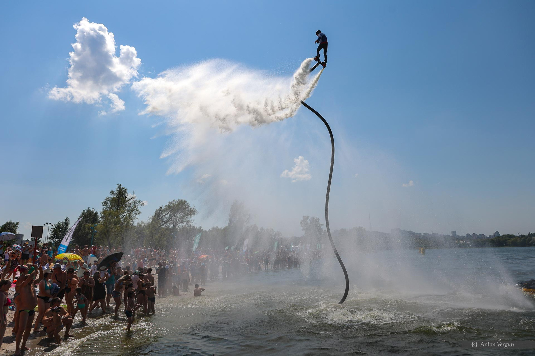 Выступление флайбордиста во время открытия пляжа «Берега» в Белгороде. 06 августа 2023 года