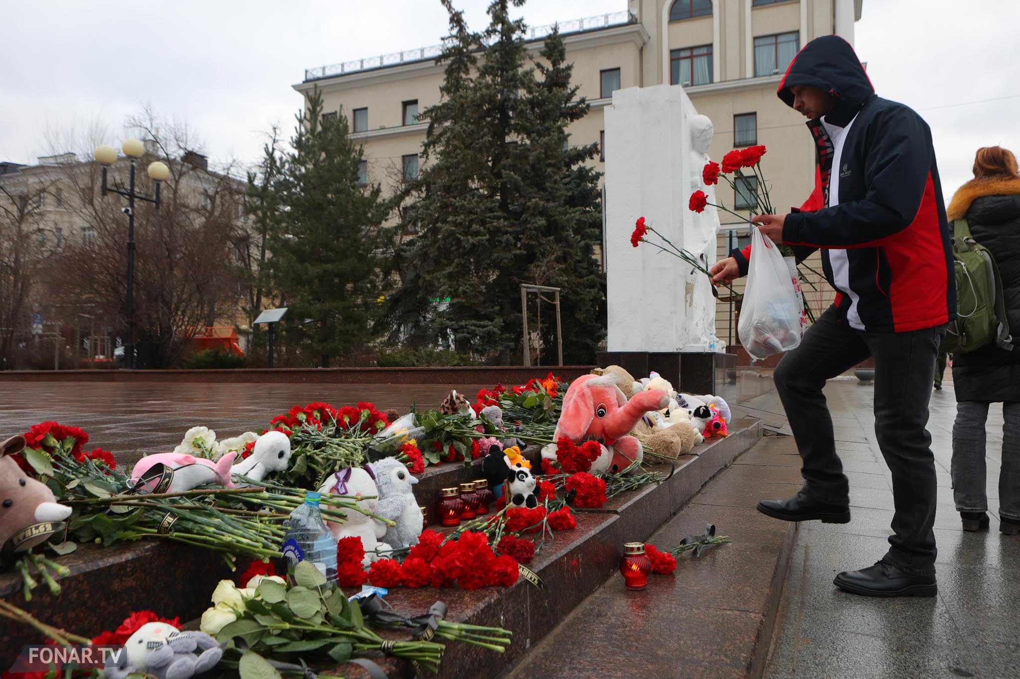 Один из стихийных мемориалов в память о погибших при обстреле Белгорода. 31 декабря 2023 года
