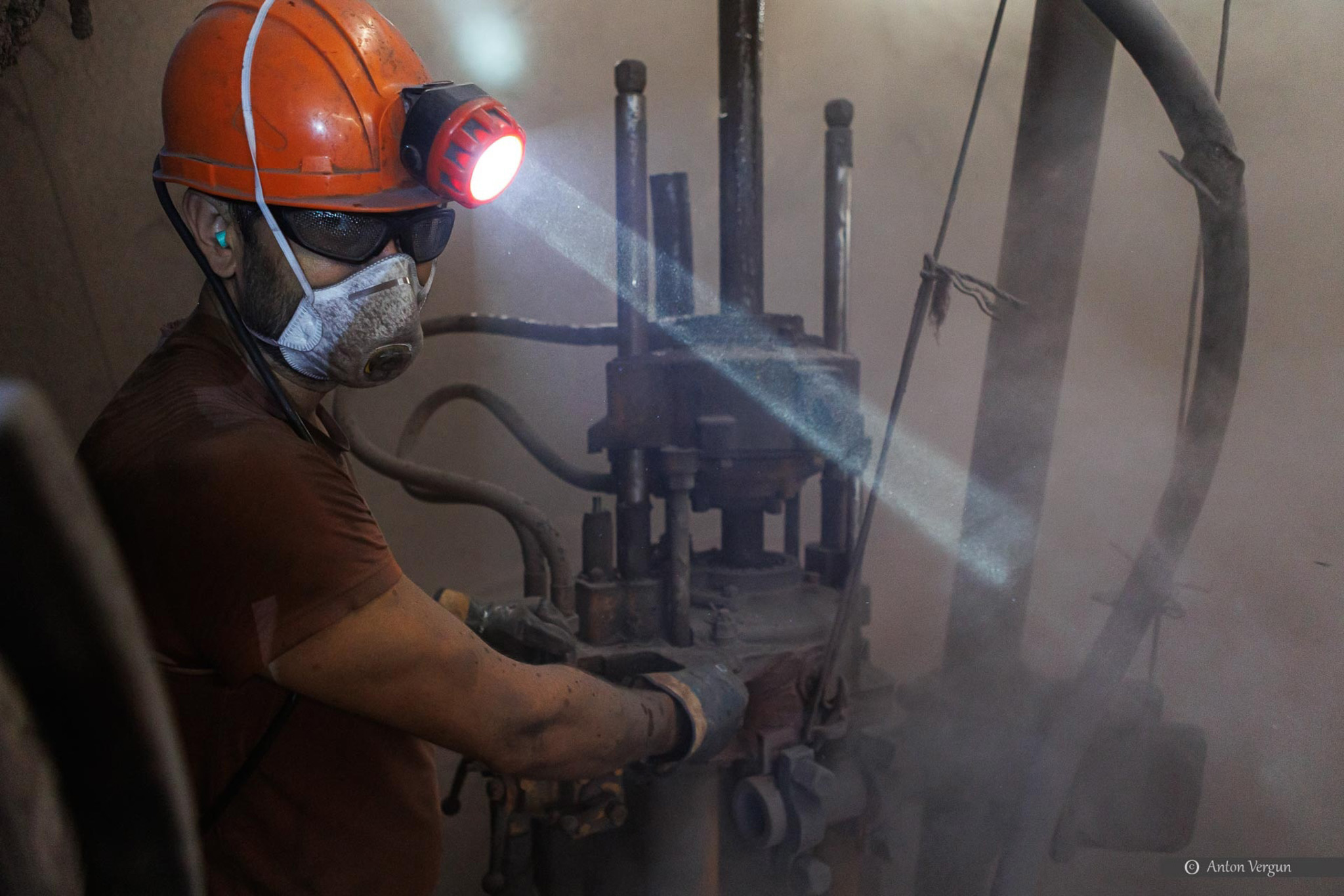 Шахтёр работает в шахте по добыче железной руды на Яковлевском ГОКе. 14 августа 2023 года