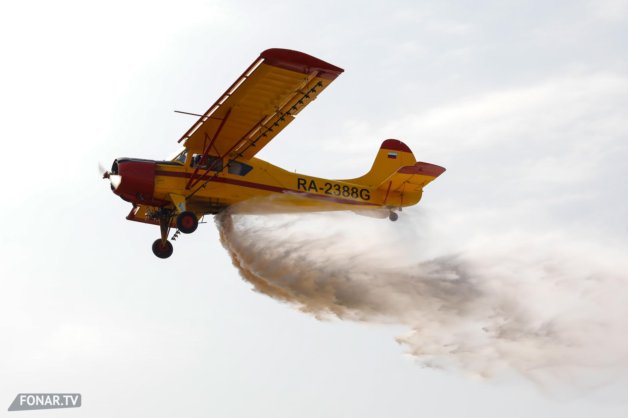Тушение пожара с помощью самолёта ЯК-12 во время учений МЧС, Белгород, 06 сентября 2019 года