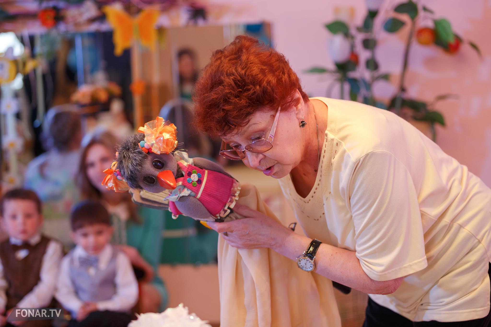 Актриса телепередачи «Спокойной ночи, малыши!» Галина Марченко в Белгородском доме ребёнка, 30 марта 2016 года