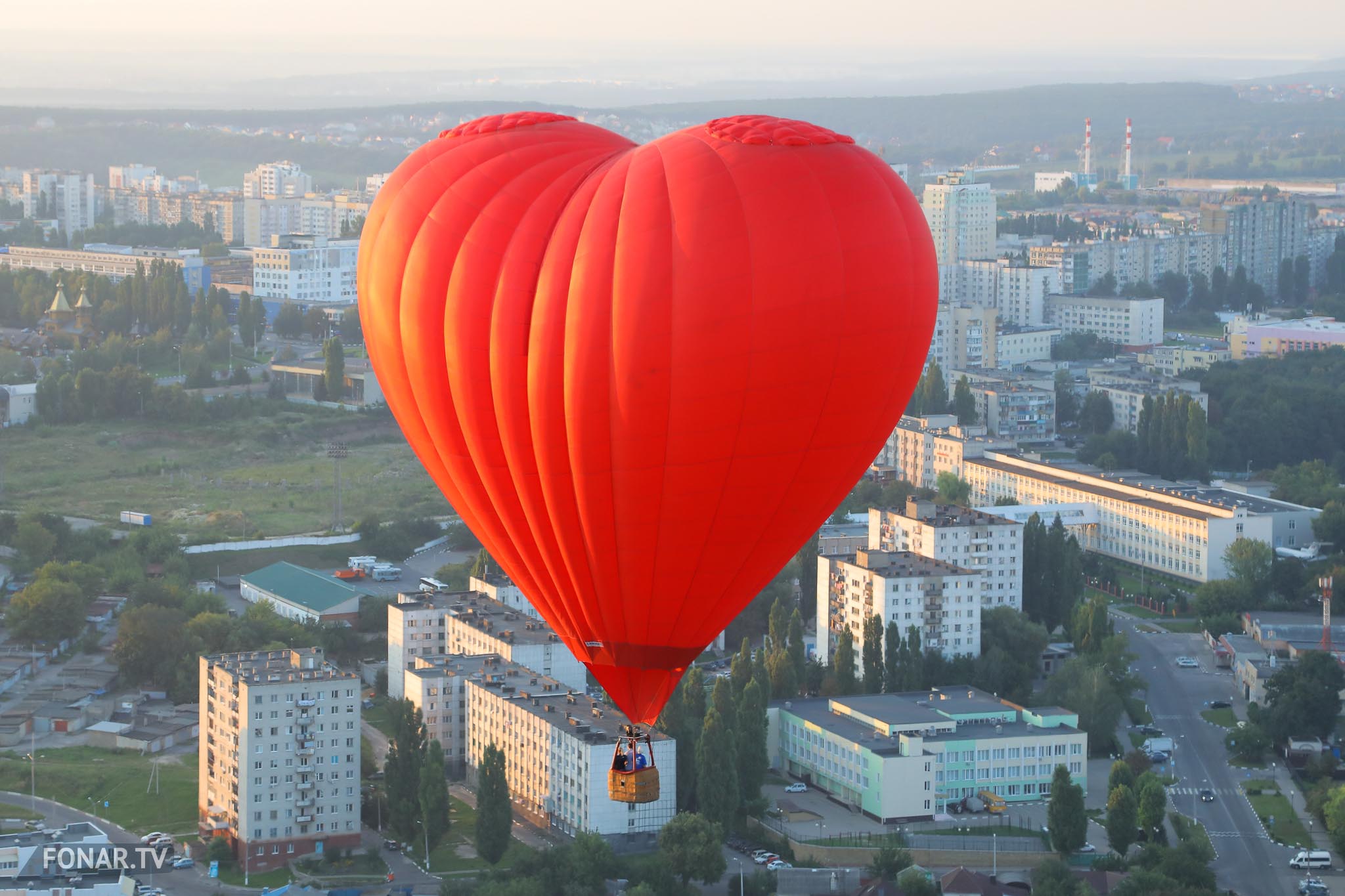 Утренний полёт воздушных шаров во время шестого фестиваля «Небосвод Белогорья», Белгород, 05 августа 2018 года