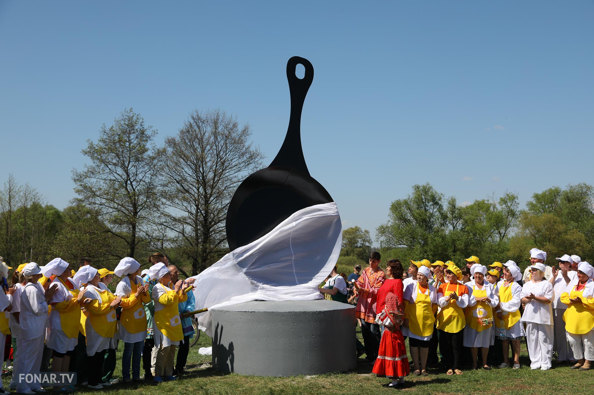 Фестиваль «Фомина яишня». Открытие памятника сковородке, символизирующей домашний быт, Новый Оскол, 05 мая 2018 года