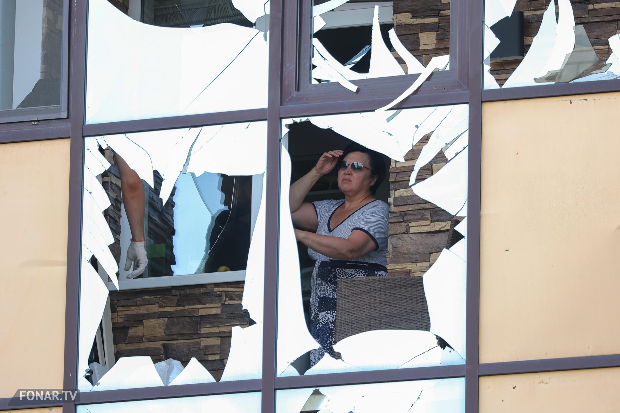Местная жительница в доме, поврежденном в результате обстрела, микрорайон Улитка, 02 сентября 2024 года