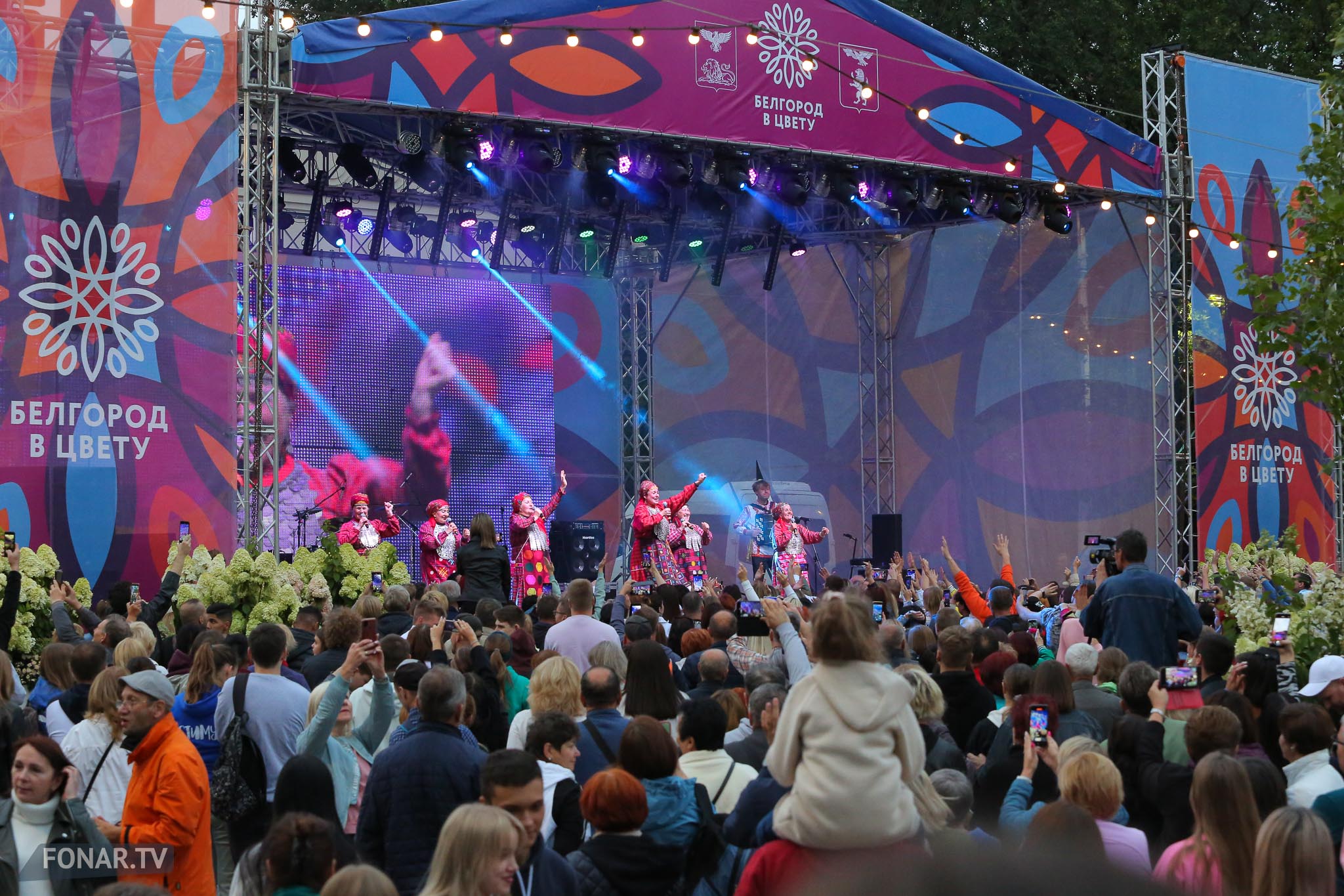 Выступление музыкальной фольклорной группы «Бурановские бабушки» на фестивале «Белгород в цвету», Белгород, 03 сентября 2022 года