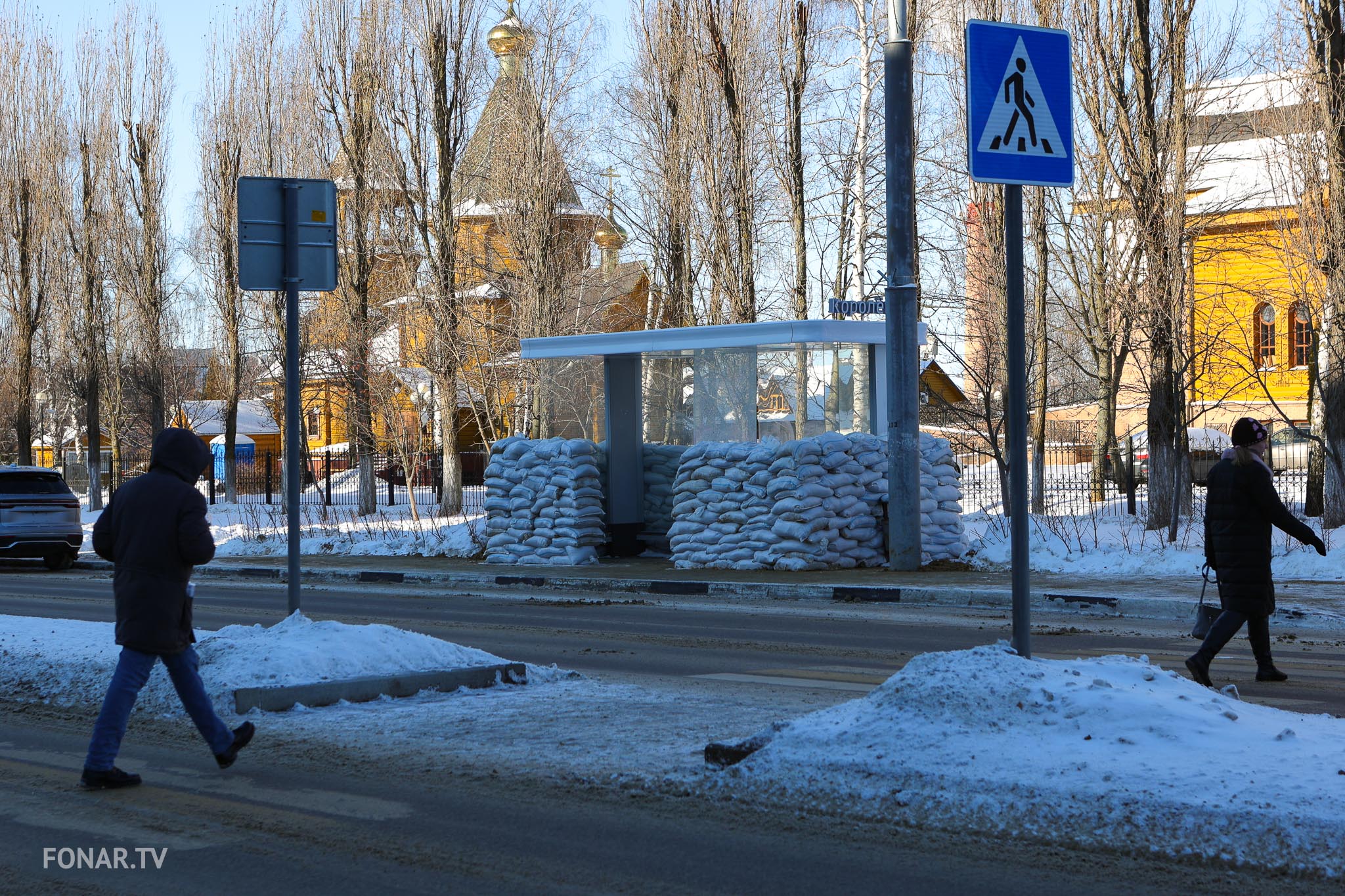 Остановка общественного транспорта в Белгороде, укрепленная мешками с песком в связи с обстрелами города со стороны ВСУ. 13 января 2024 года