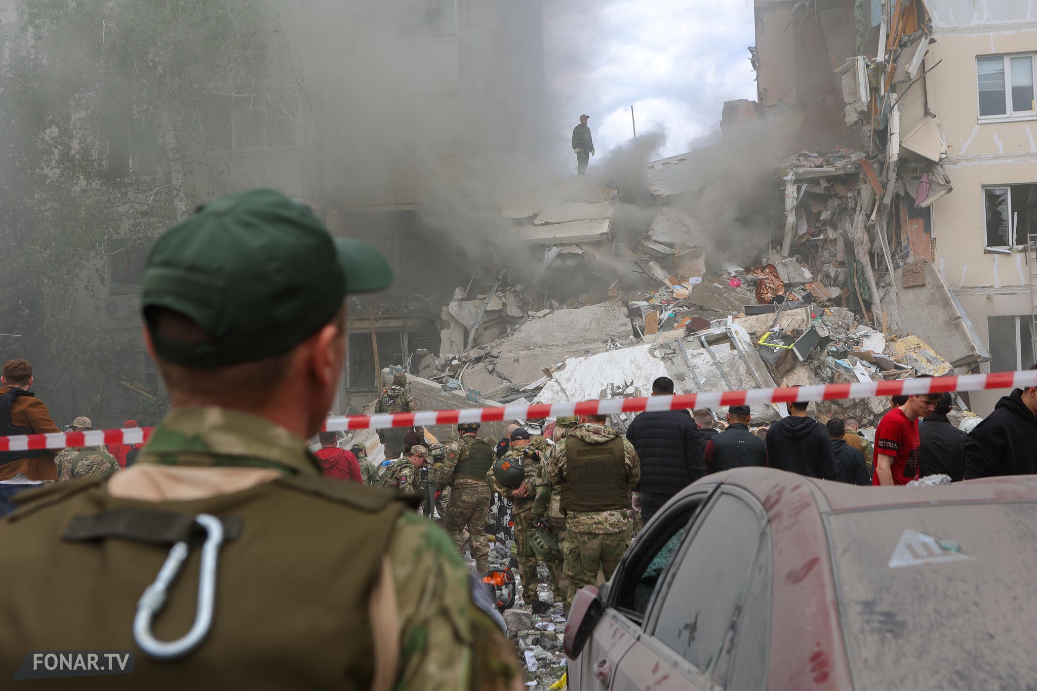 На месте обрушения подъезда в жилом доме на улице Щорса, 55А в Белгороде. 12 мая 2024 года