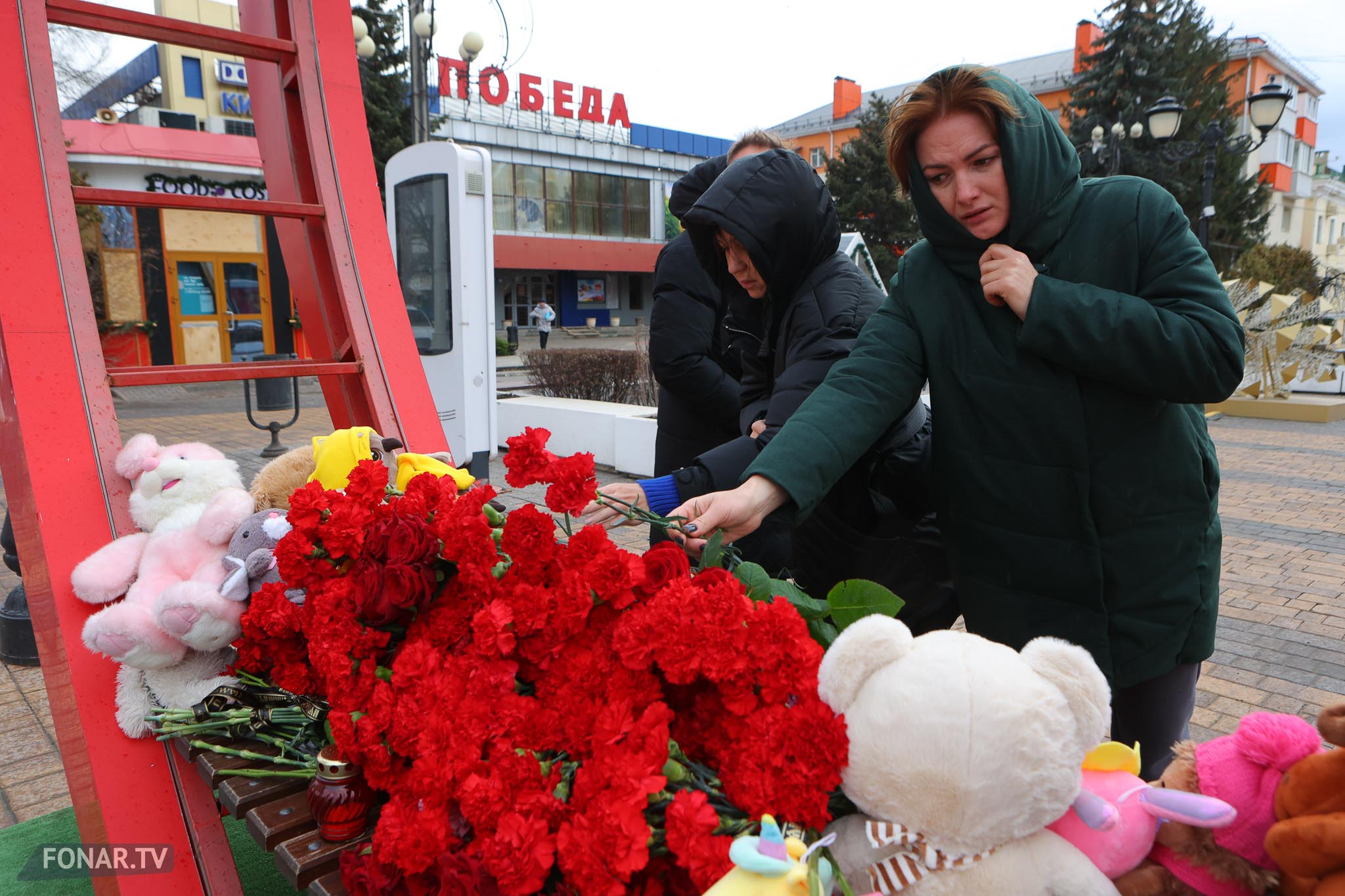 Белгородцы несут цветы и игрушки к мемориалу погибшим 30 декабря, Белгород, 31 декабря 2023 года
