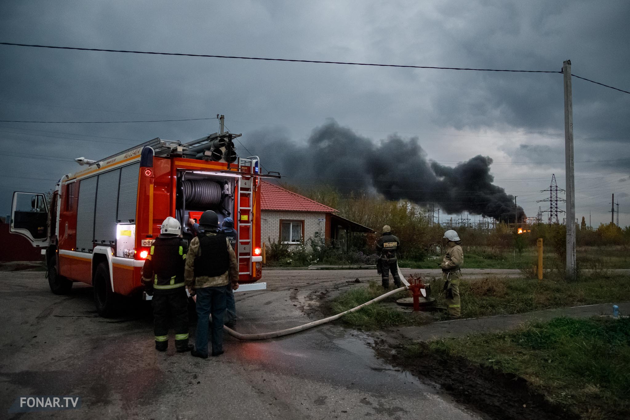 Пожарный расчёт неподалёку от места пожара на электроподстанции Шебекино после обстрела. 11 октября 2022 года