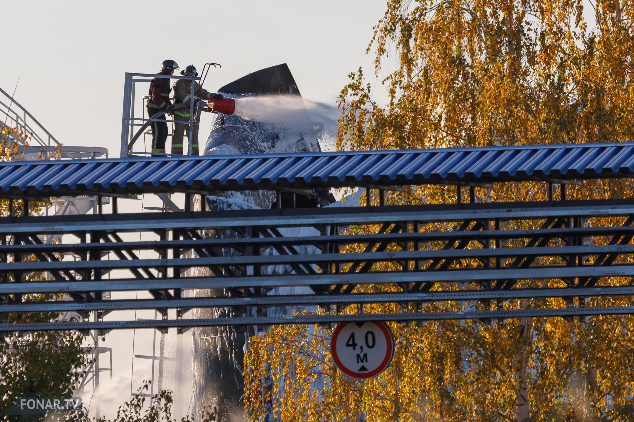 Ликвидация последствий возгорания на нефтебазе после обстрела в Белгородском районе. 15 октября 2022 года