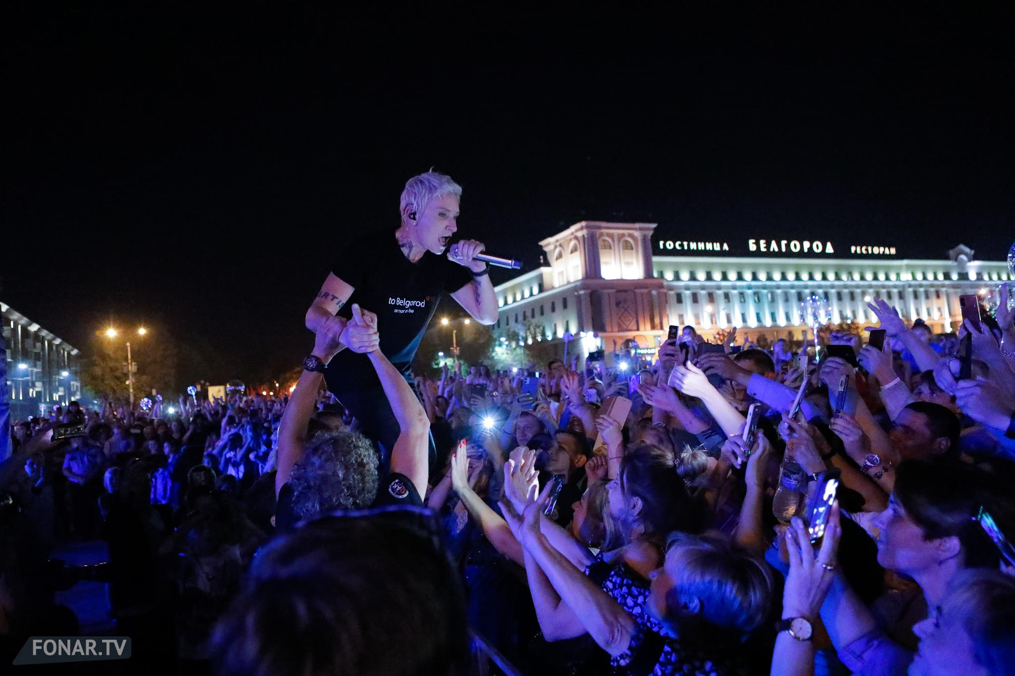 Солистка группы «Ночные снайперы» Диана Арбенина во время концерта на Соборной площади в День города, Белгород, 05 августа 2020 года