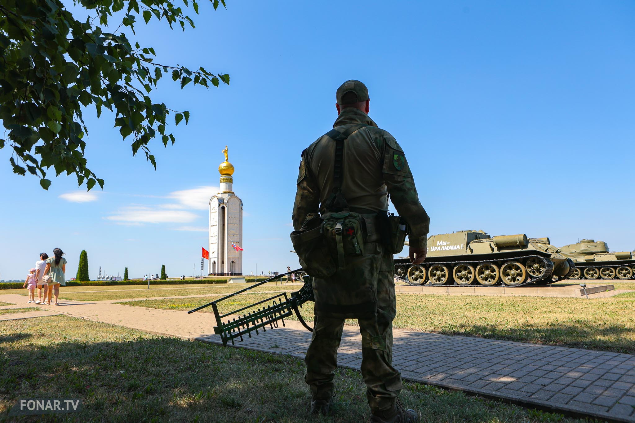 Боец территориальной самообороны с антидроновой системой во время празднования 81-й годовщины Прохоровского сражения в Белгородской области, Прохоровский район, 13 июля 2024 года