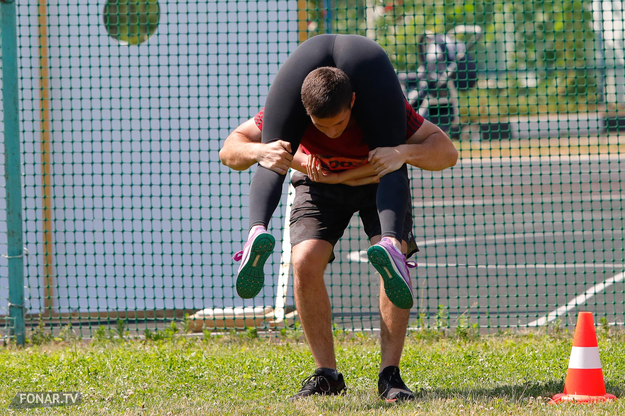 Первые соревнования по переносу мужьями жён на стометровке с препятствиями в Белгороде, 10 июля 2021 года
