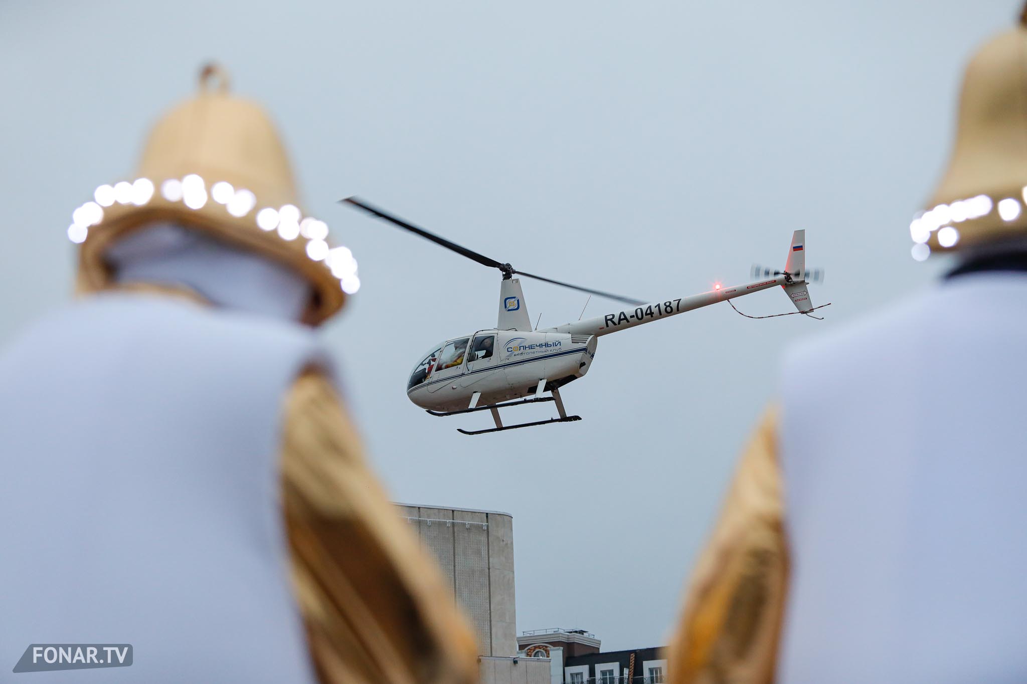 Дед Мороз на вертолёте во время открытия новогодней елки на Соборной площади, Белгород, 11 декабря 2021 года